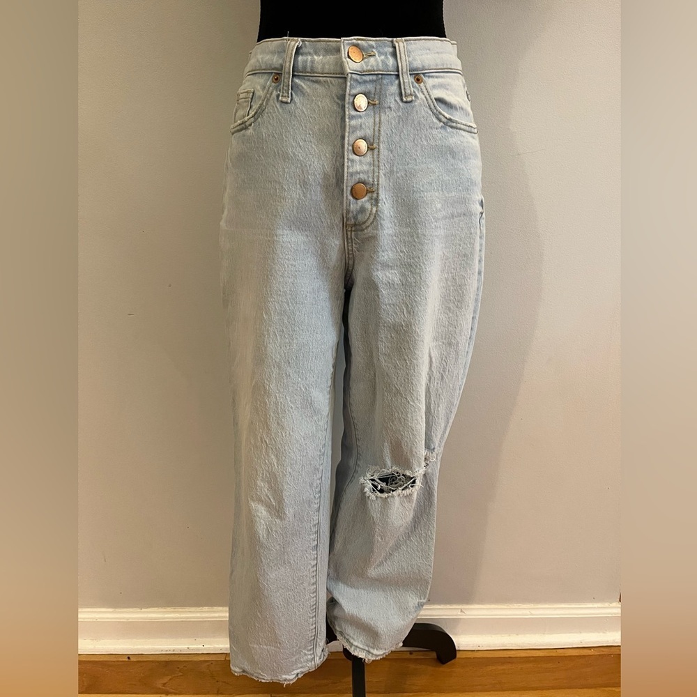 Universal Thread Vintage Straight Jeans, size 6  or 28R, light blue distressed​​
